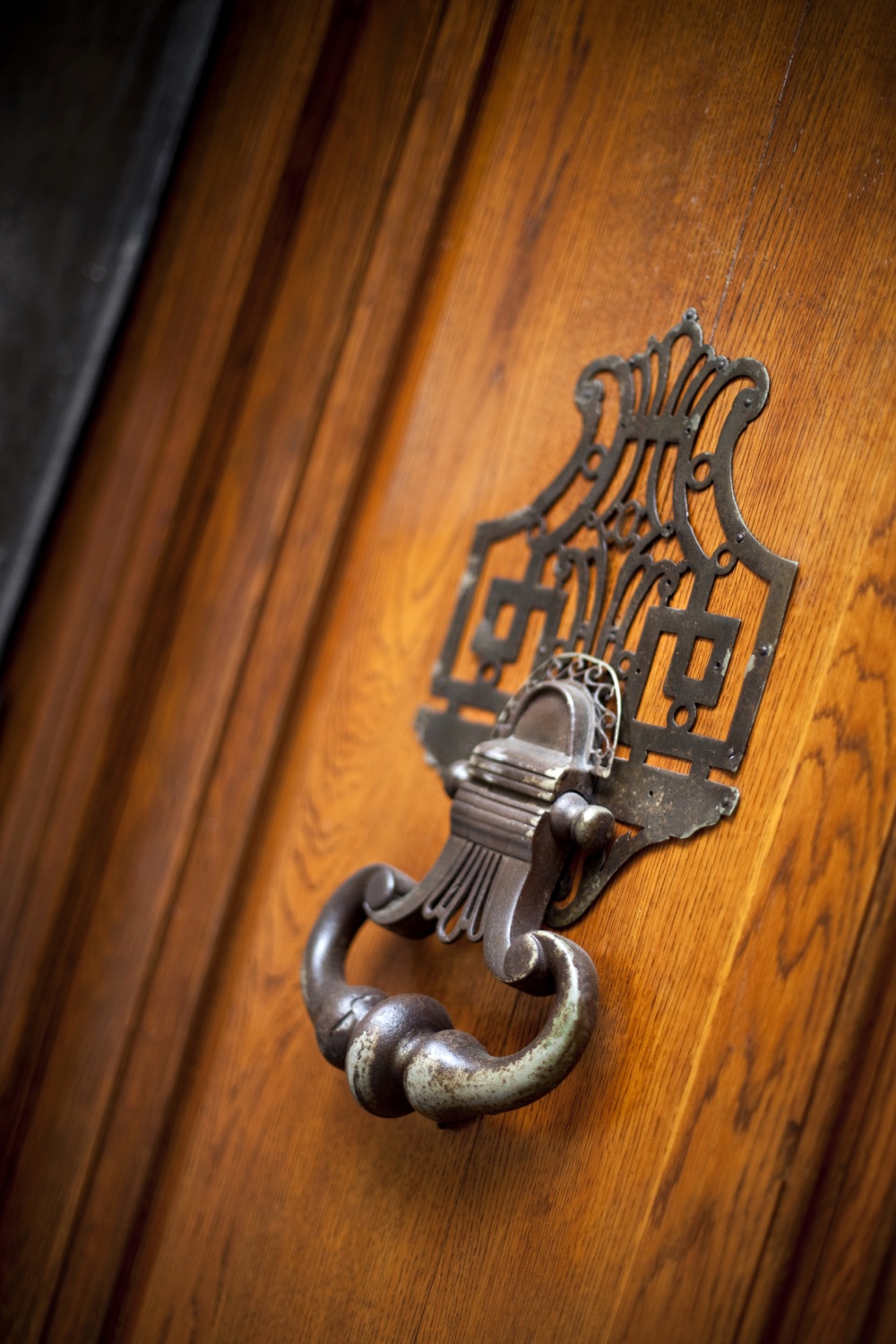 Heurtoir ouvragé sur une porte ancienne